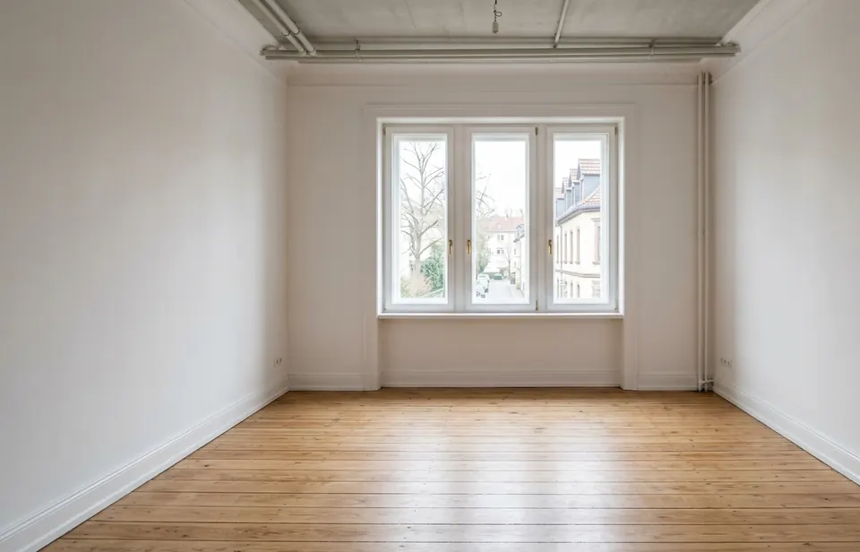 Leeres, besenrein geräumtes Zimmer mit Holzdielen nach einer Haushaltsauflösung